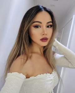 Chole ting fitness coach in crop top